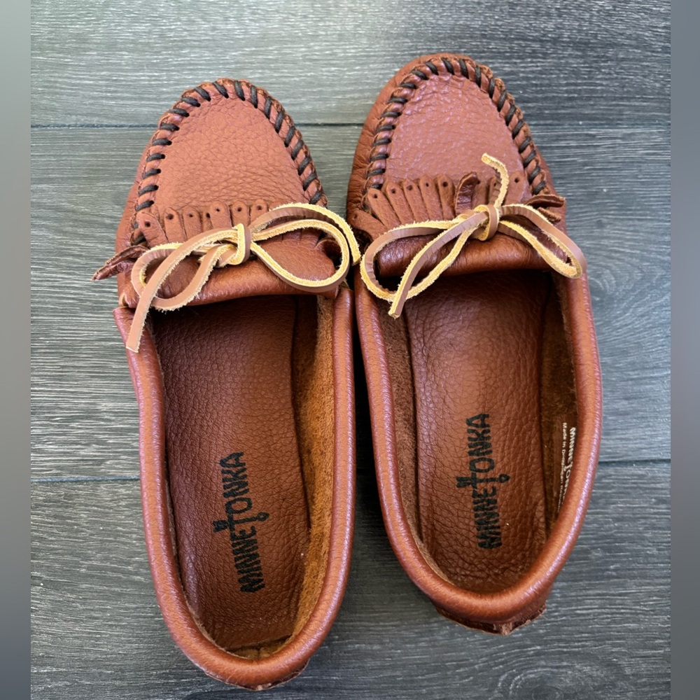 Minnetonka Women's Tan Leather Moccasins
